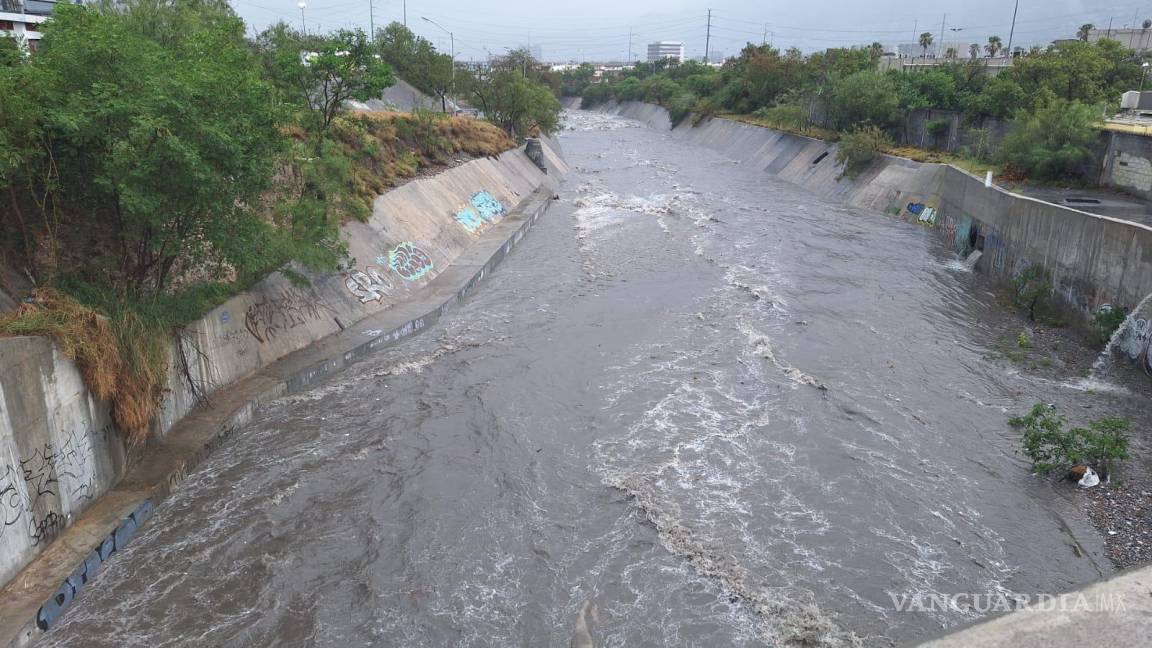 Realizan en Nuevo León algunos cierres viales preventivos ante acumulación por lluvias
