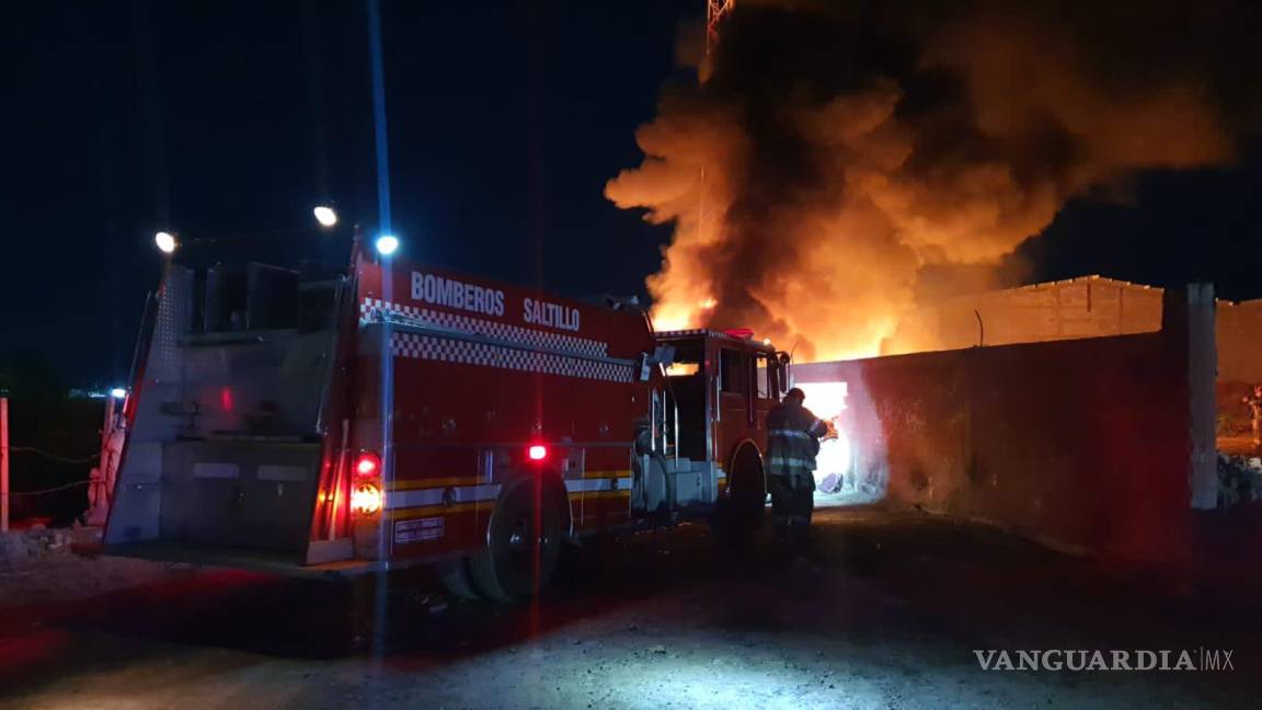 Incendian tejabanes abandonados al oriente de Saltillo; fuego se sale de control