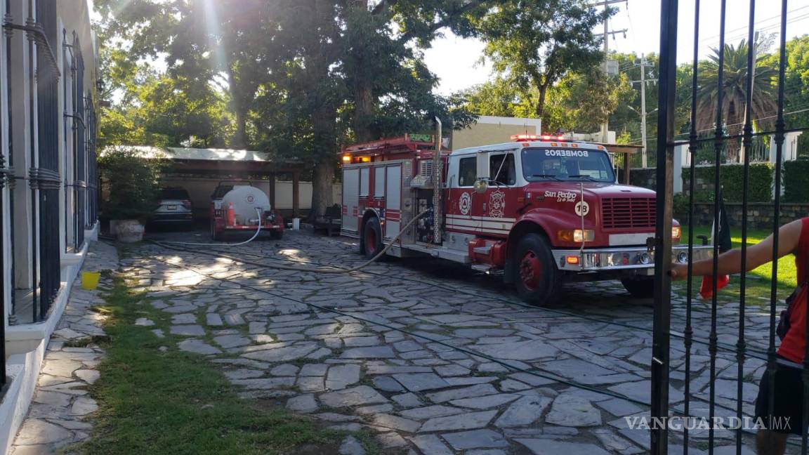 Mujer salta de balcón para huir de las llamas que consumían al hotel La Casona del Banco en Parras de la Fuente