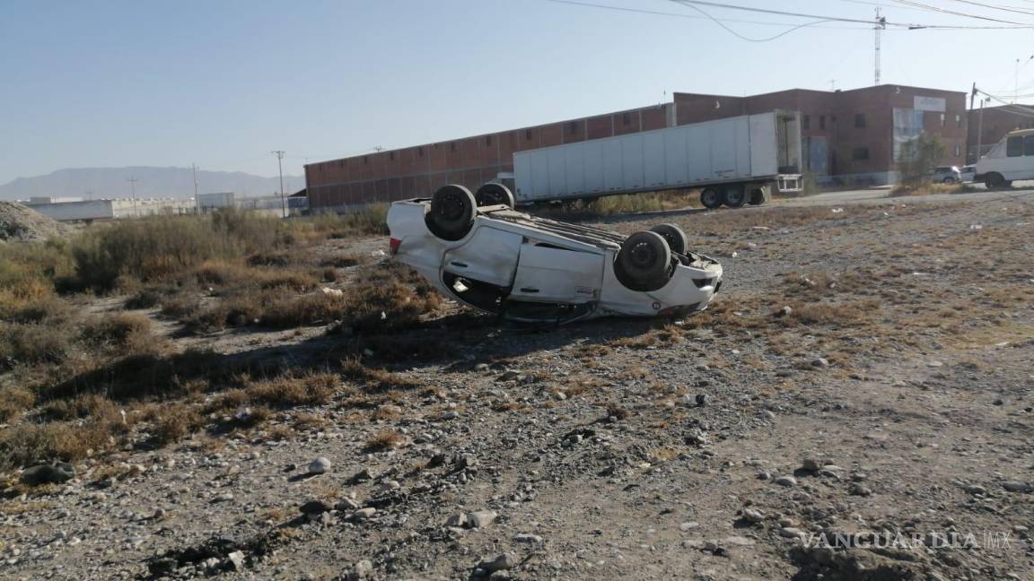 Trailero provoca volcadura de auto en el Libramiento OFT