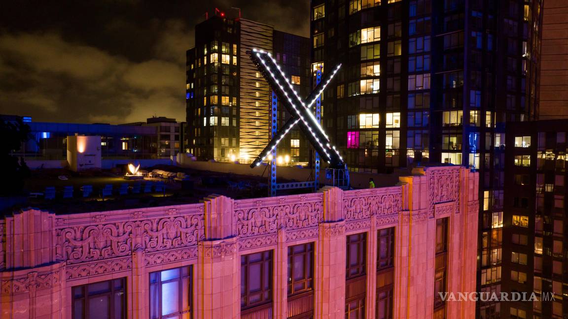 $!Trabajadores instalan luces en un letrero con la letra X en lo alto de la sede de la empresa en el centro de San Francisco el 28 de julio de 2023.
