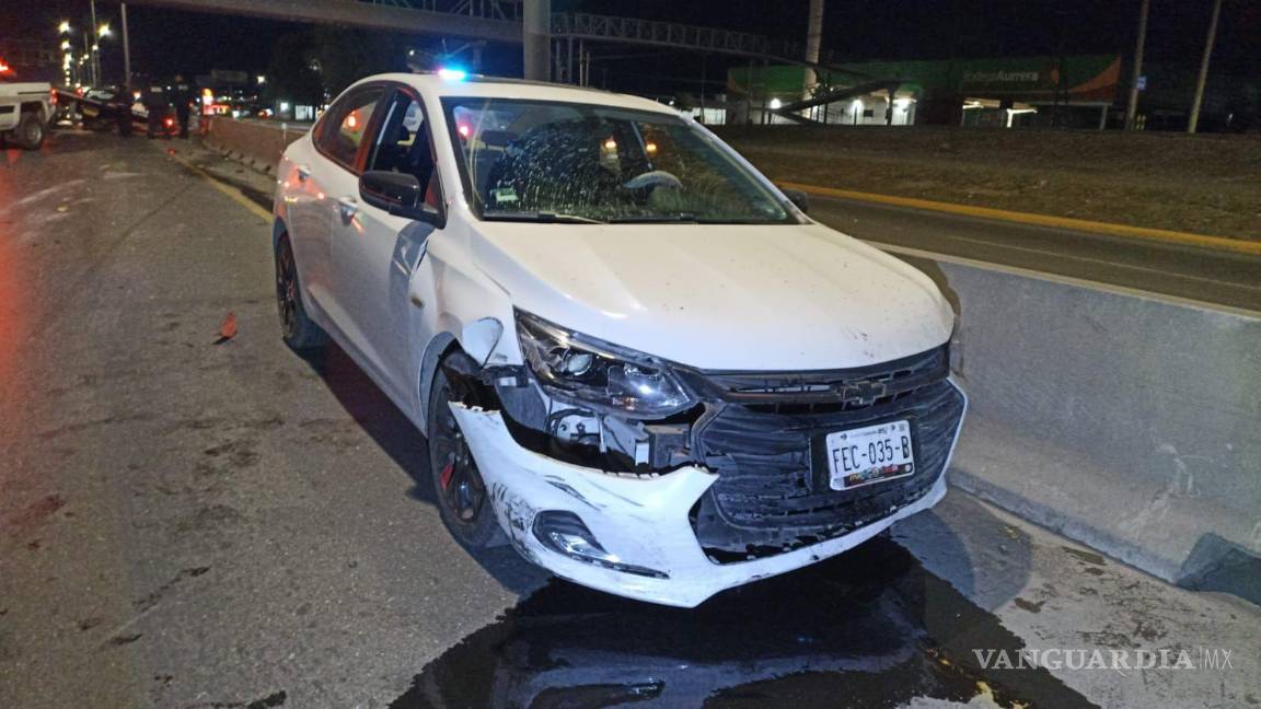 $!Elementos de tránsito municipal acudieron al lugar para tomar conocimiento de los hechos y gestionar el tráfico tras el grave percance vial.