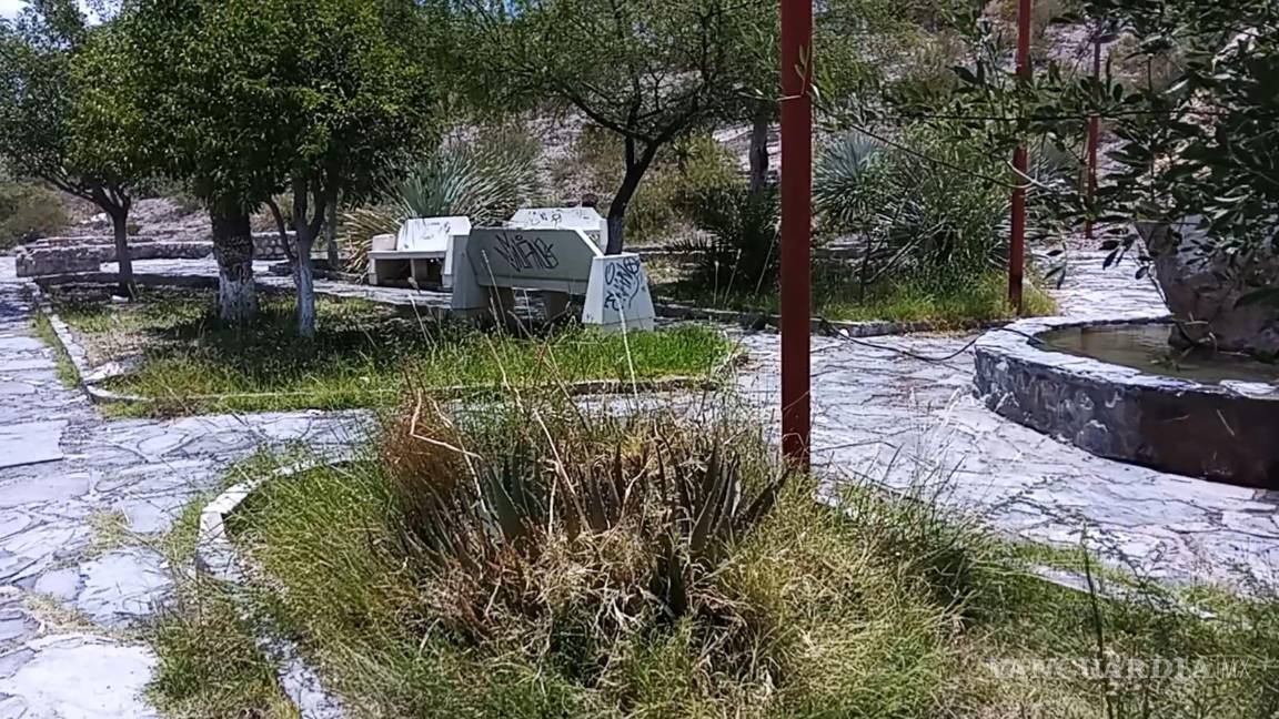 $!La plaza al pie del cerro de Sombreretillo presenta bancas vandalizadas y maleza.