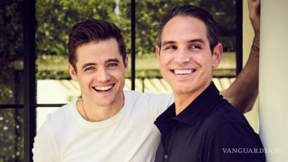$!Robbie Rogers (izq) y su pareja Greg Berlanti (der) productor de películas como “Love, Simon” y más cintas que apoyan a la Comunidad LGBT+