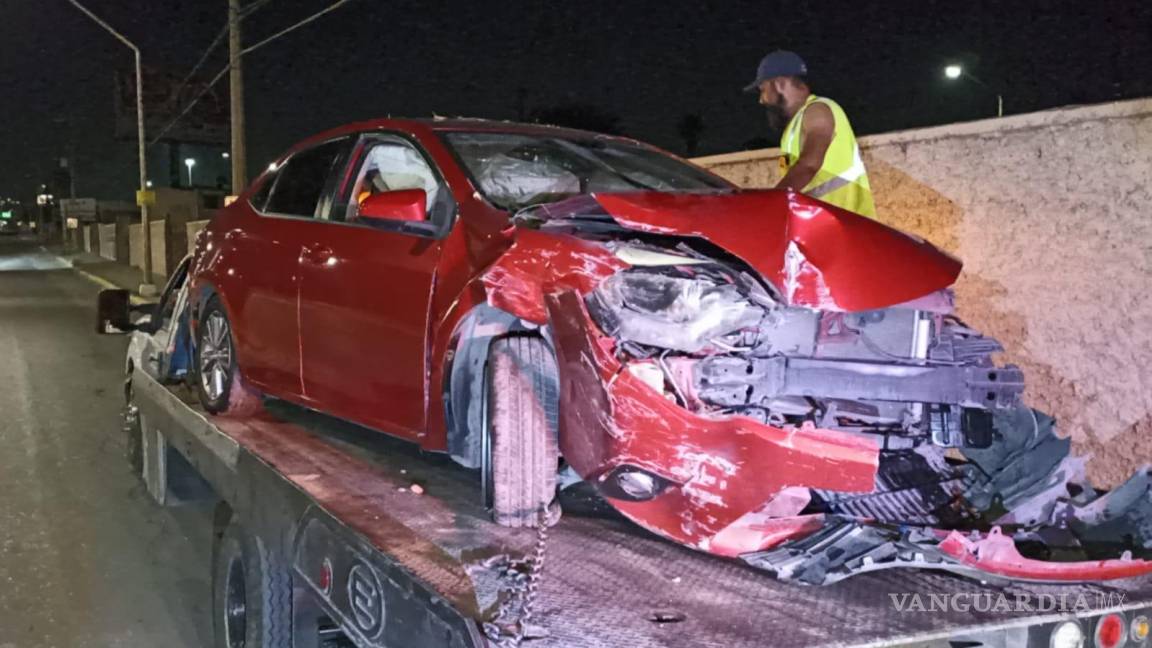 Destroza una joven su auto por manejar en estado de ebriedad en bulevar de Saltillo