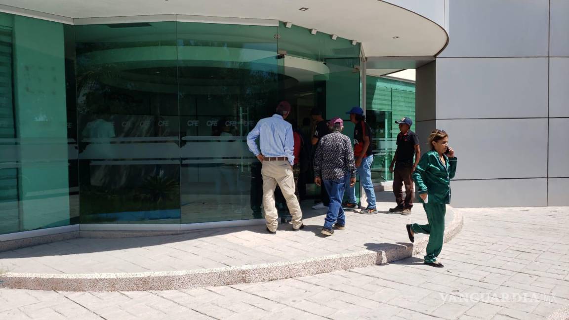 $!Un gran número de afectados se dieron cita en las instalaciones de la CFE.