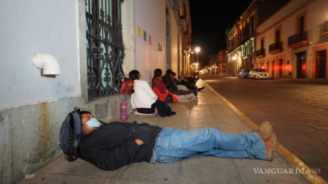 Campesinos duermen afuera de bancos para cobrar programas federales