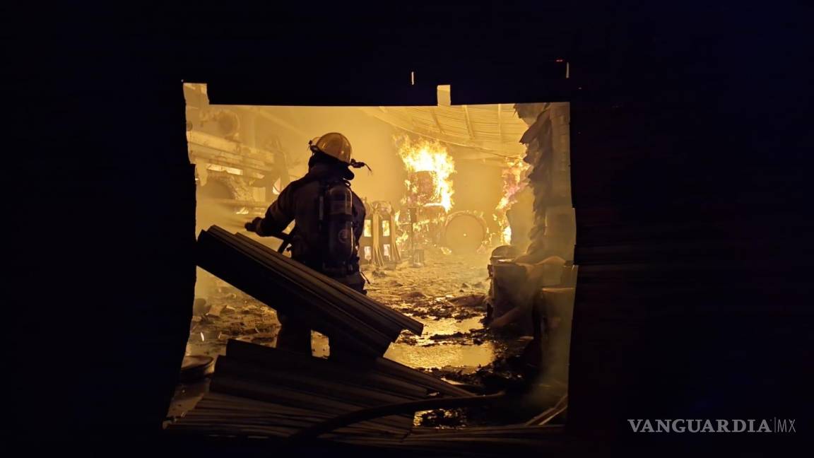 Incendio en bodega de cartones de Monterrey moviliza a cuerpos de PC y Bomberos de Nuevo León