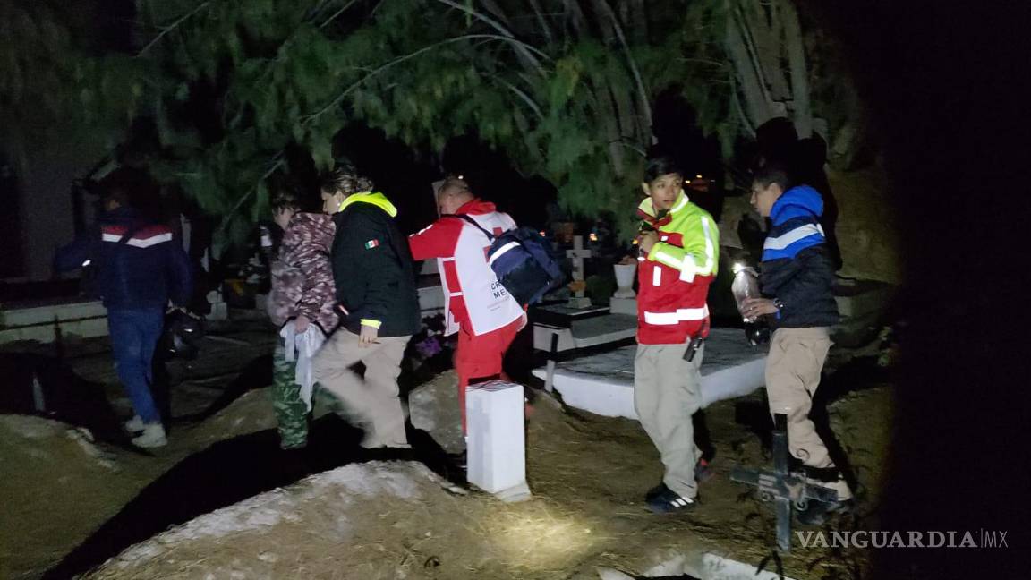 $!Personal de la Cruz Roja y Bomberos acudió para lidiar con la situación y trasladar a la mujer a su domicilio.