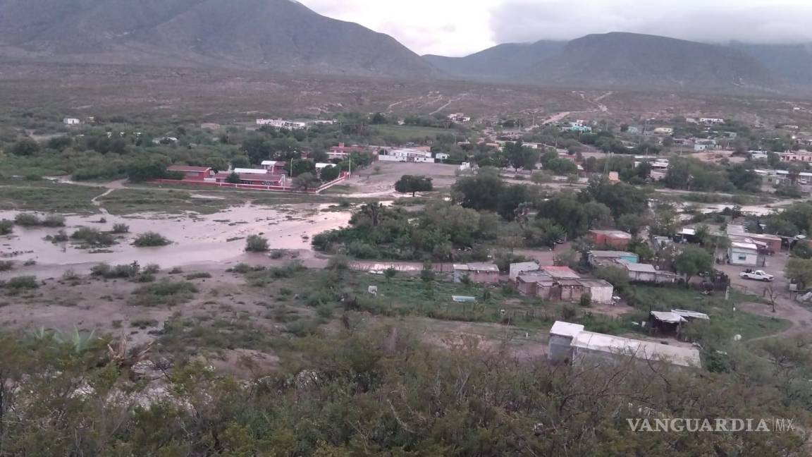 Inunda fuerte corriente tres casas y una escuela en Parras; deja daños materiales