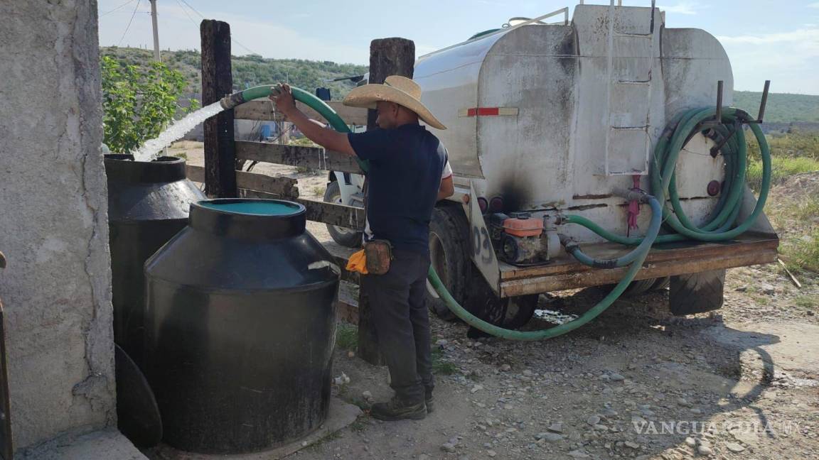 Once colonias de Monclova sin red de agua reciben 30 mil litros diarios con pipas; y piden más