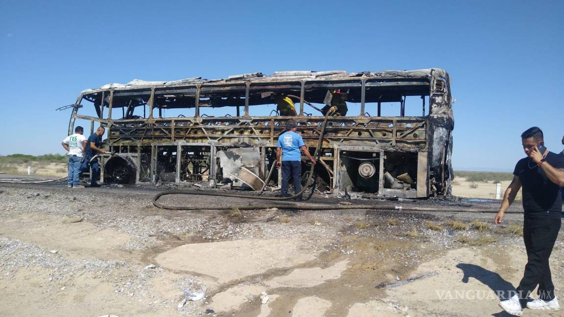 Se incendia camión con destino a Torreón; transportaba meseros desde Saltillo para evento