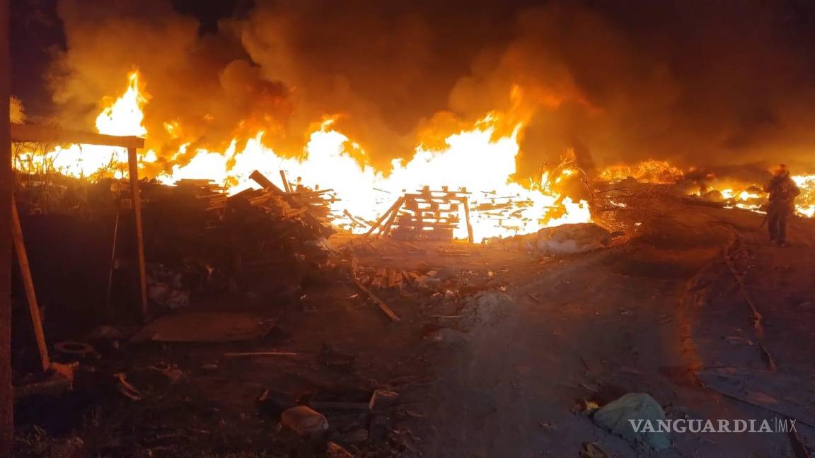 Moviliza incendio en terreno baldío en Escobedo, Nuevo León