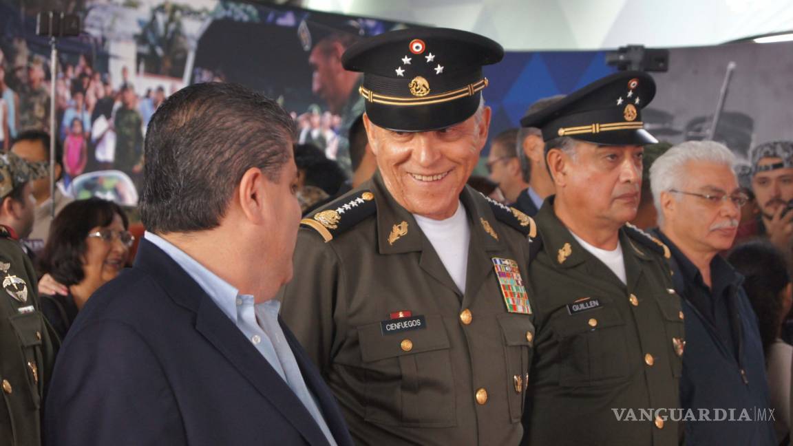 Salvador Cienfuegos considera positivo que el ejército continúe en las calles