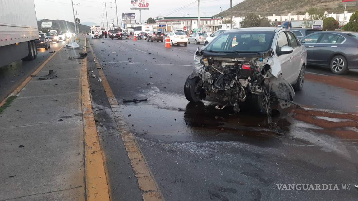 Salta camellón y choca de frente contra otro vehículo, en Ramos Arizpe