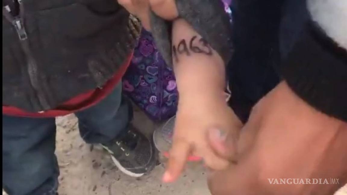 En frontera de México y EU, la policía marca a niños migrantes ¡con números de identificación en los brazos!