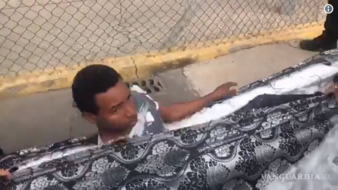 VIDEO: Descubren a dos inmigrantes en frontera de España, iban dentro de unos colchones