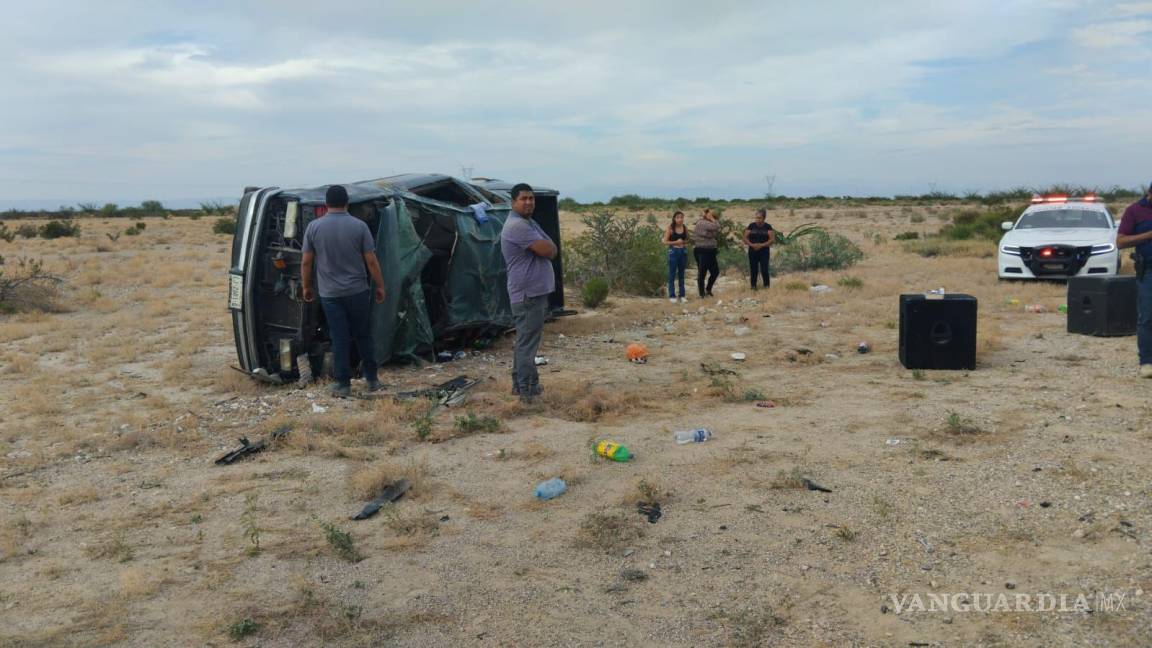 Niña sale disparada de camioneta durante volcadura en la carretera Torreón-Saltillo; hay cuatro lesionados más