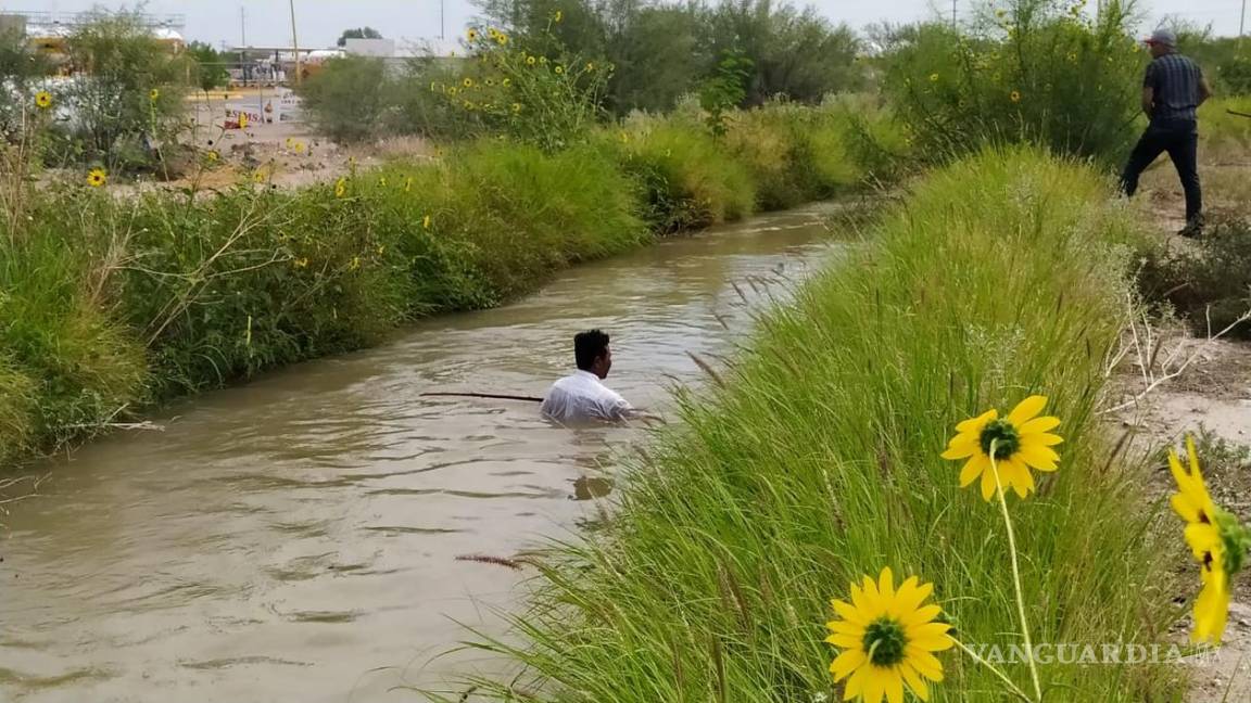 Padre entra a canal de riego a buscar el cuerpo de su hijo, en Durango