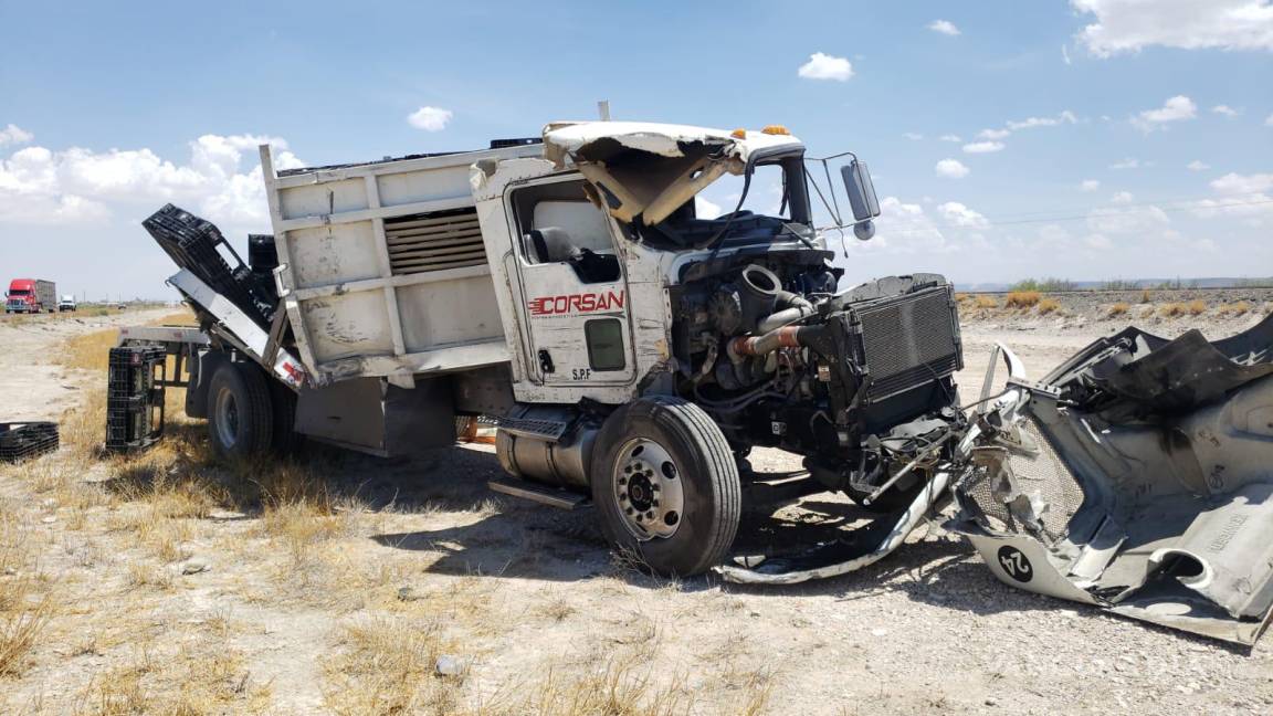 Colisionan dos tráileres y terminan destrozados, en la carretera Saltillo-Torreón