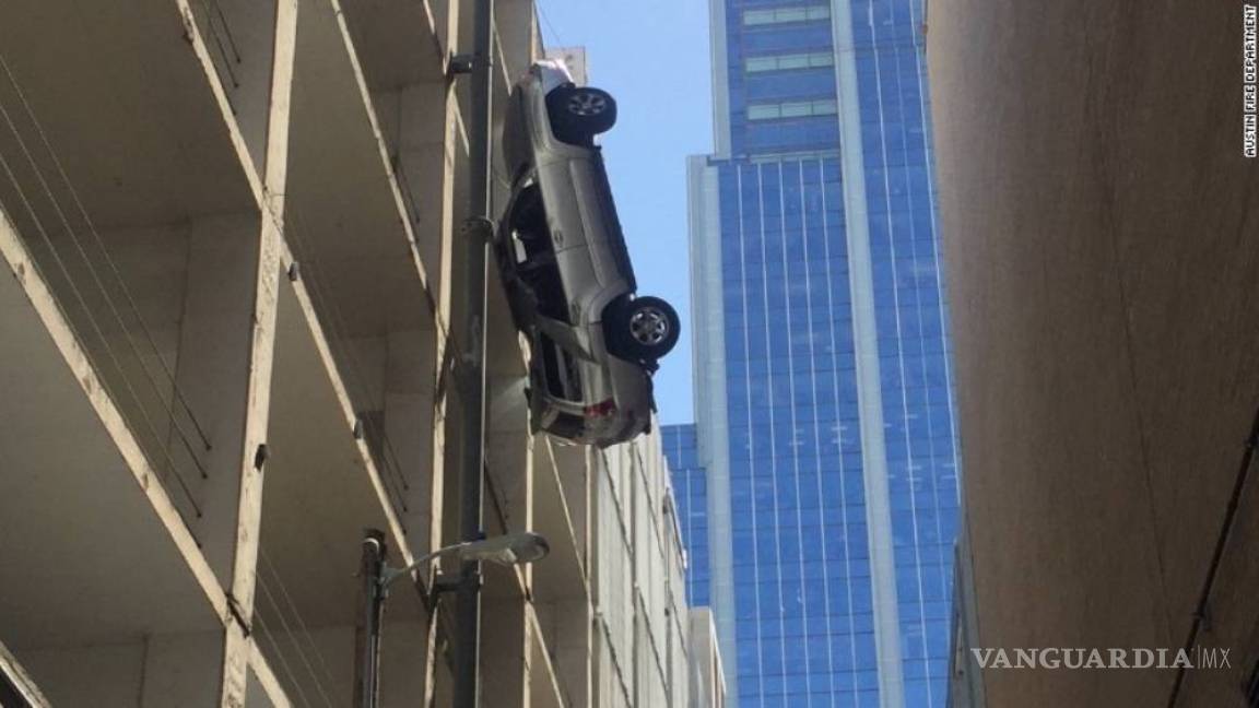 Auto queda colgado de noveno piso de un estacionamiento en Austin