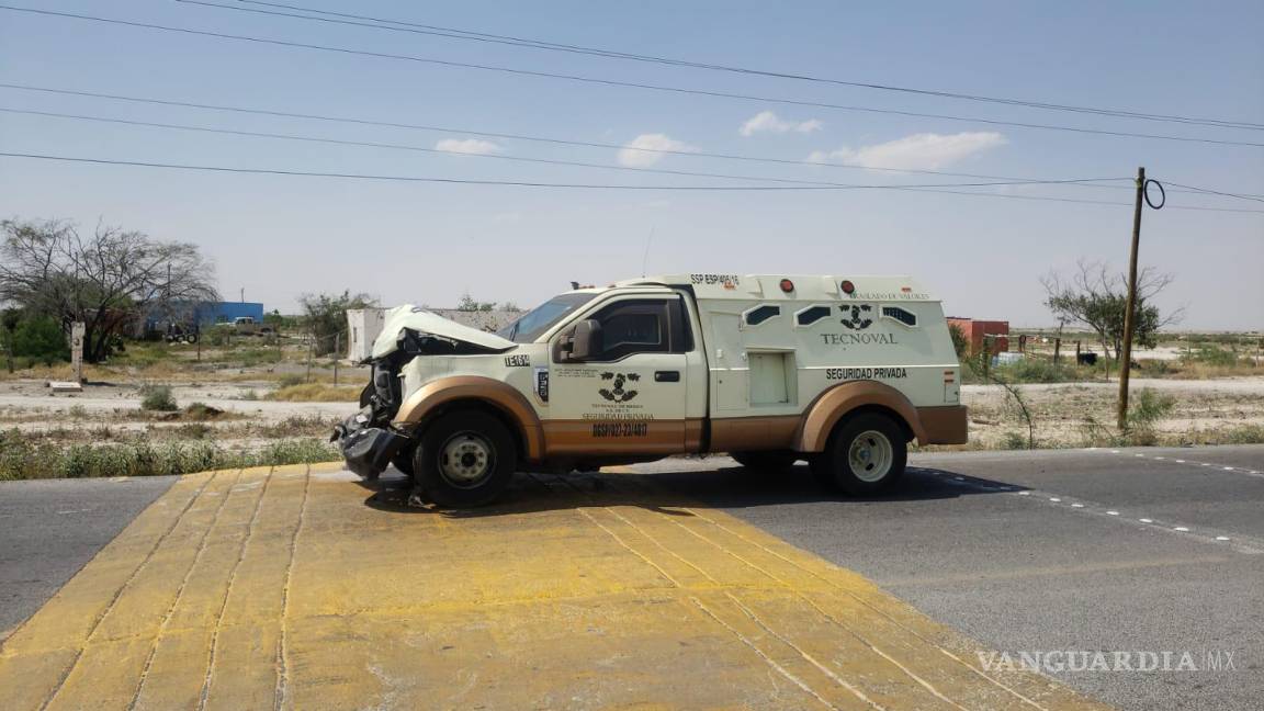 Impacta camión de valores a vehículo de albañiles en la carretera Parras-Paila; hay cinco lesionados
