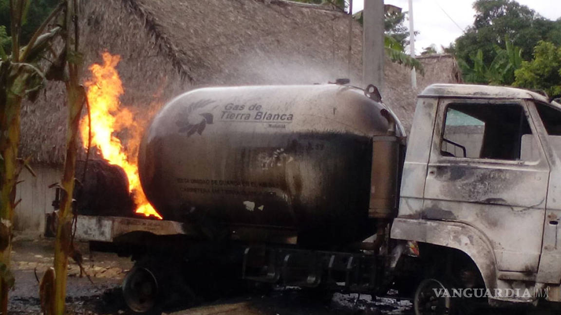 Explota pipa de gas mientras surtía a negocio en Oaxaca