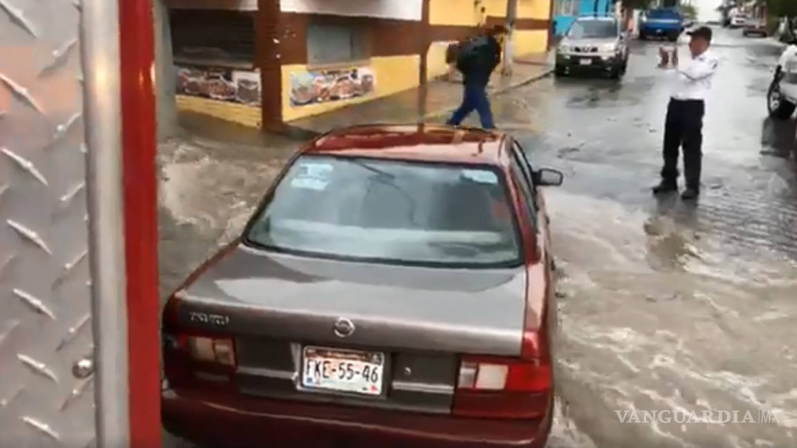 Se registra fuerte lluvia con granizo en Saltillo; reportan caos vial