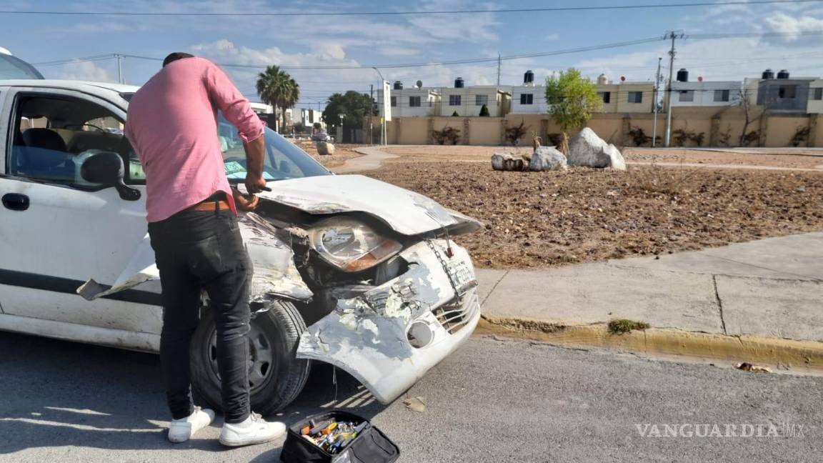 Camioneta de paquetería se pasa alto y choca en colonia las Torres, Saltillo