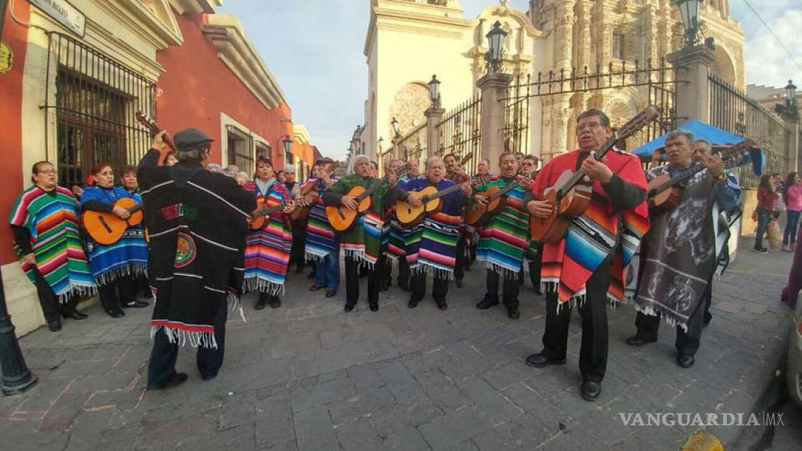 Enamoran en las calles de Saltillo con música de rondalla