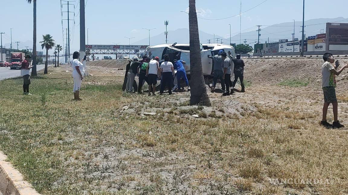 Sufren tres mujeres aparatosa volcadura al oriente de Saltillo y las trasladan a hospital