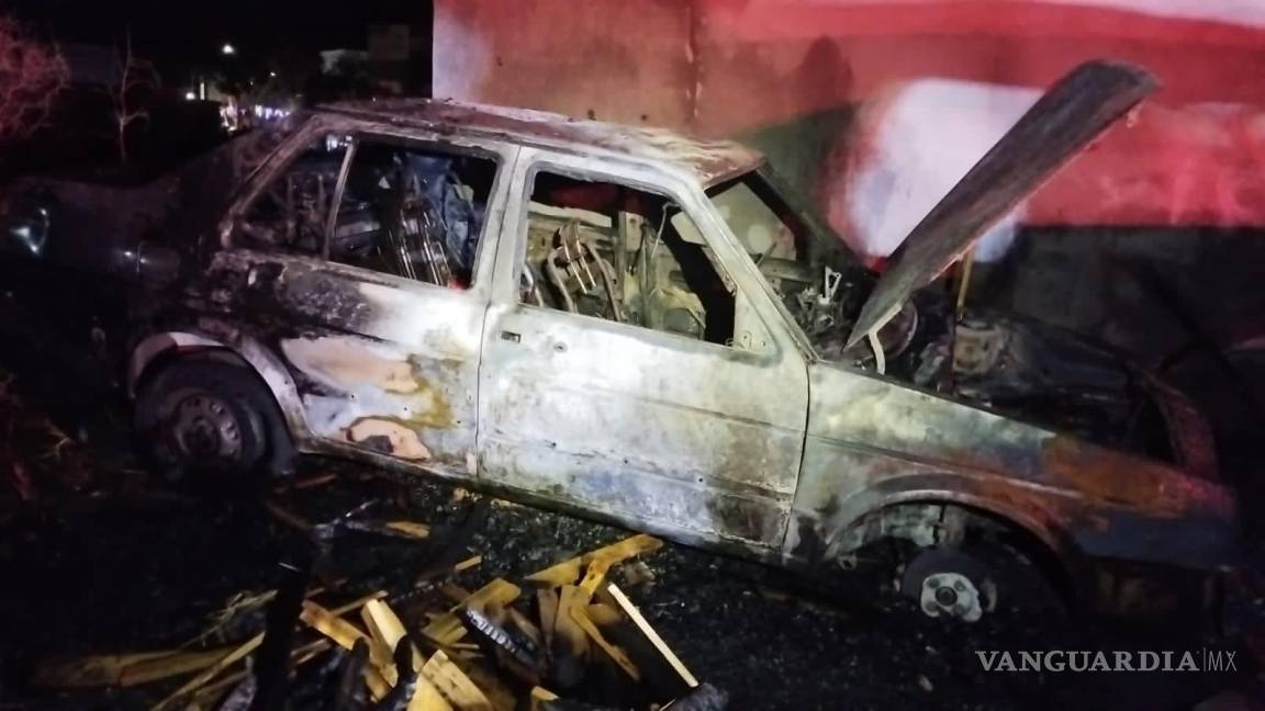 Autos arden en llamas dentro de taller mecánico en Saltillo