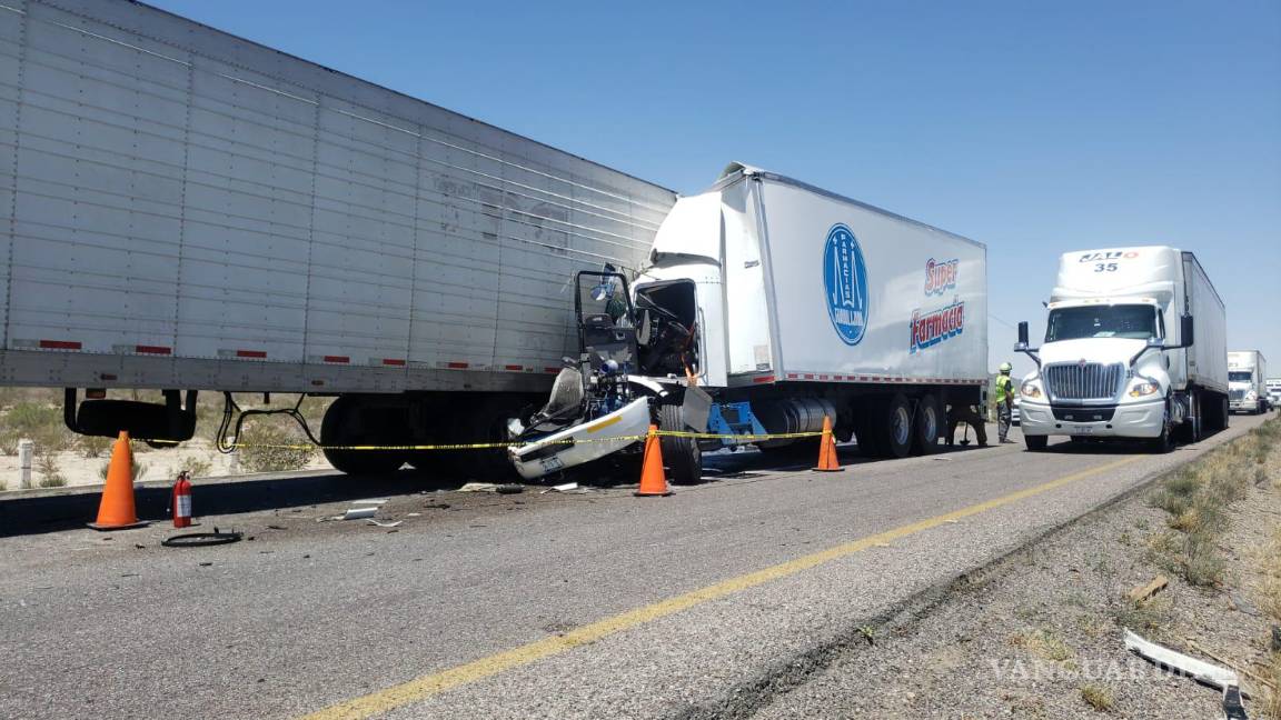 Tráiler de Farmacias Guadalajara se impacta contra otro en la carretera Torreón-Saltillo; hay una persona sin vida