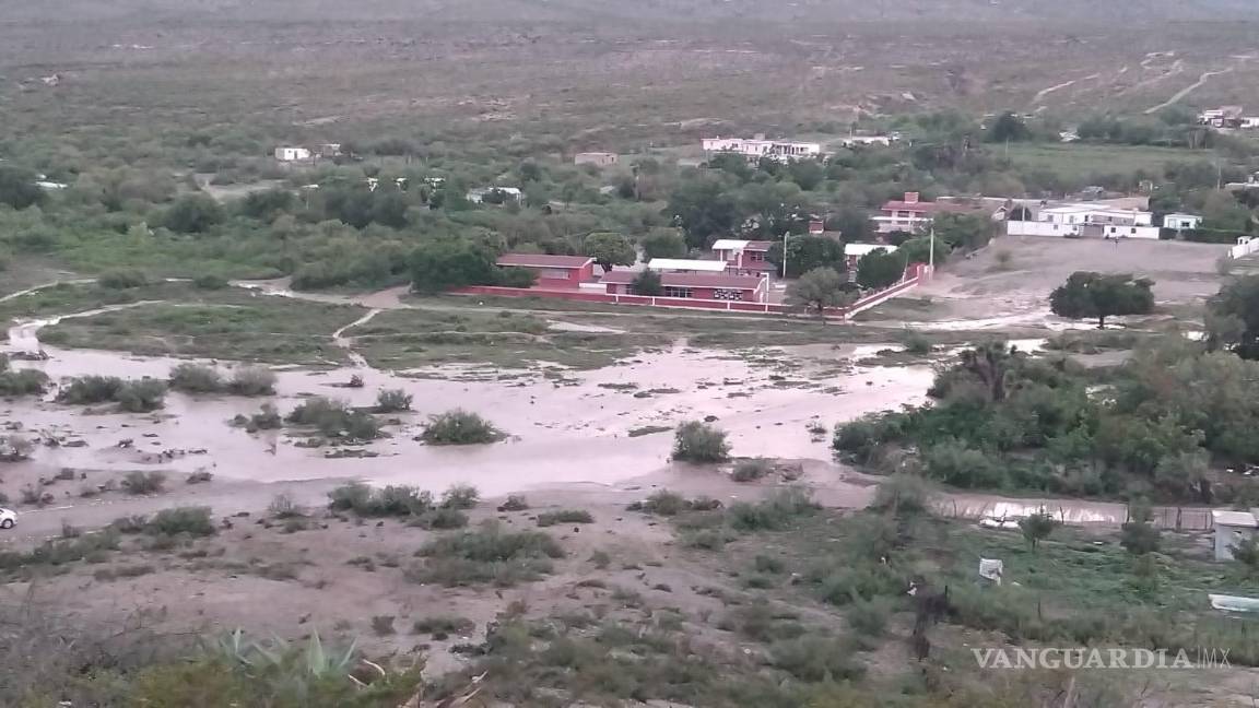 $!La escuela local en el ejido Huariche quedó completamente inundada, con el nivel del agua alcanzando metro y medio.