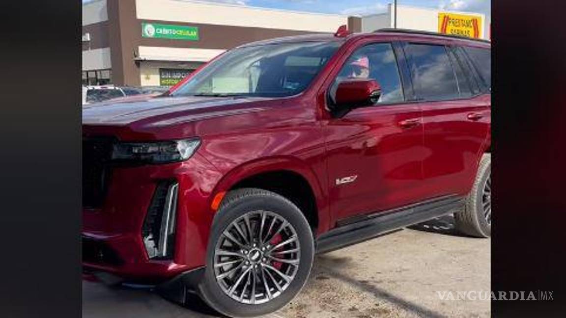 $!A la proyección de Barbie, Tony llegó en su vehículo Cadillac Escalade 2023, que en México tiene un precio que ronda los 3,166,400 de pesos.