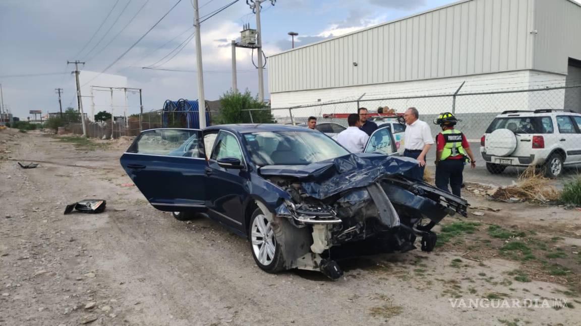 Tráiler se pasa un alto en la carretera Monterrey-Saltillo y causa choque