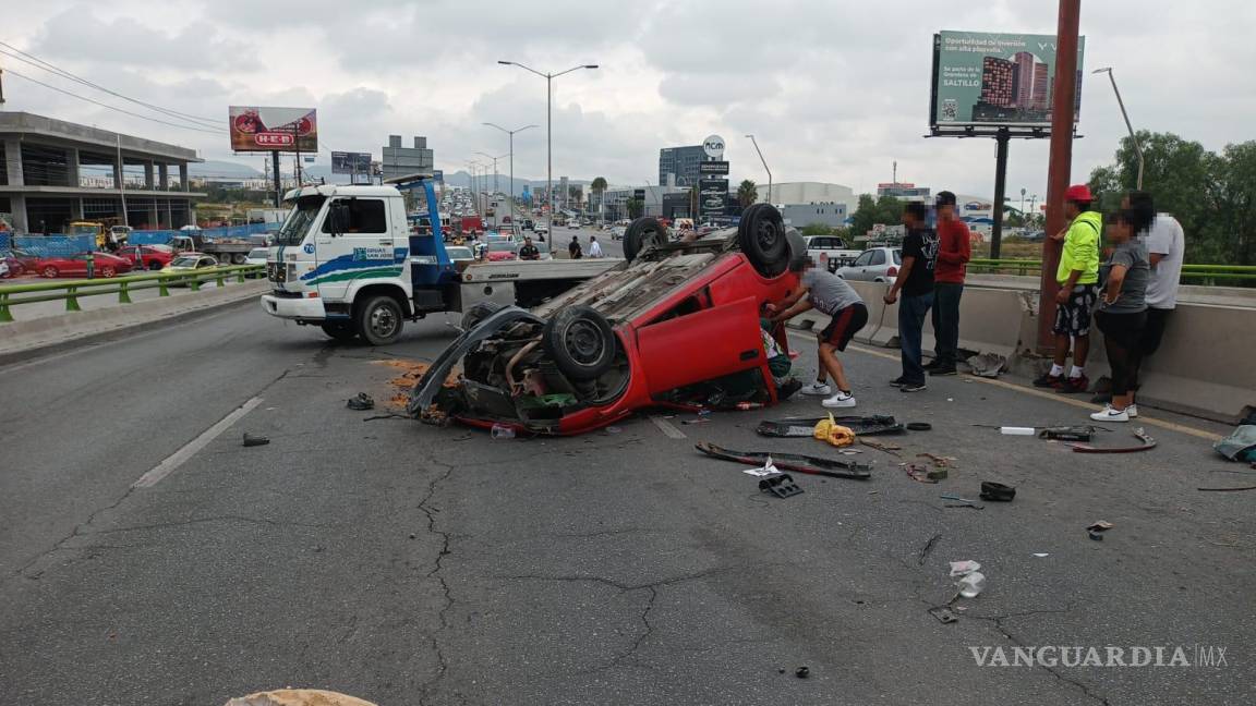 Choque y volcadura en bulevar Nazario Ortiz causa caos en Saltillo; copiloto resulta lesionada