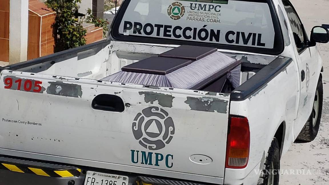 $!En una camioneta de protección civil trasladaron el cuerpo.
