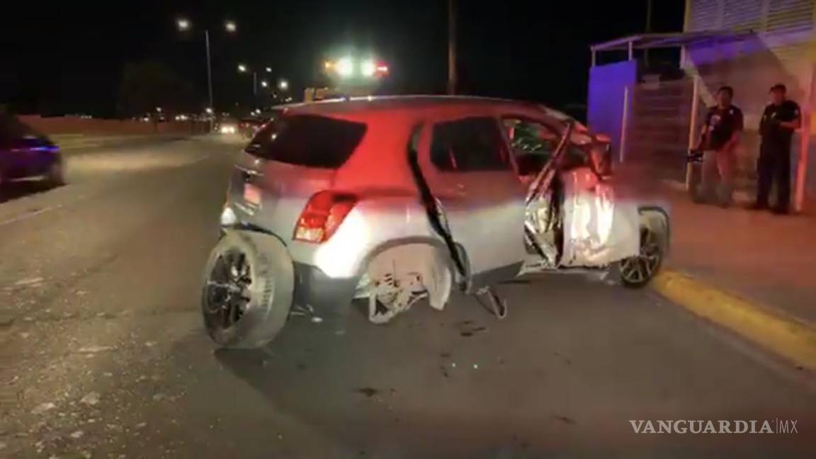 Chocan contra luminaria en calles de Saltillo; destrozan auto de lujo