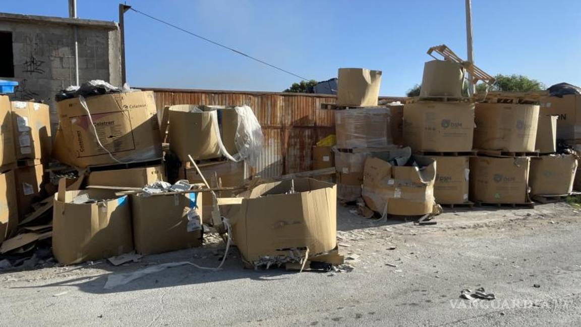 $!El exterior de la recicladora está invadido de cajas con mercancía de plástico en su interior.