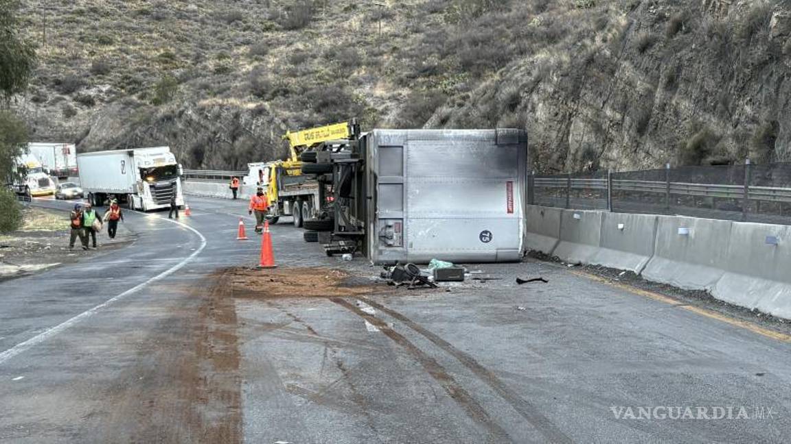$!Elementos de la Guardia Nacional coordinaron el tráfico en la carretera 57 tras la volcadura de un tráiler, que provocó largas filas de vehículos.