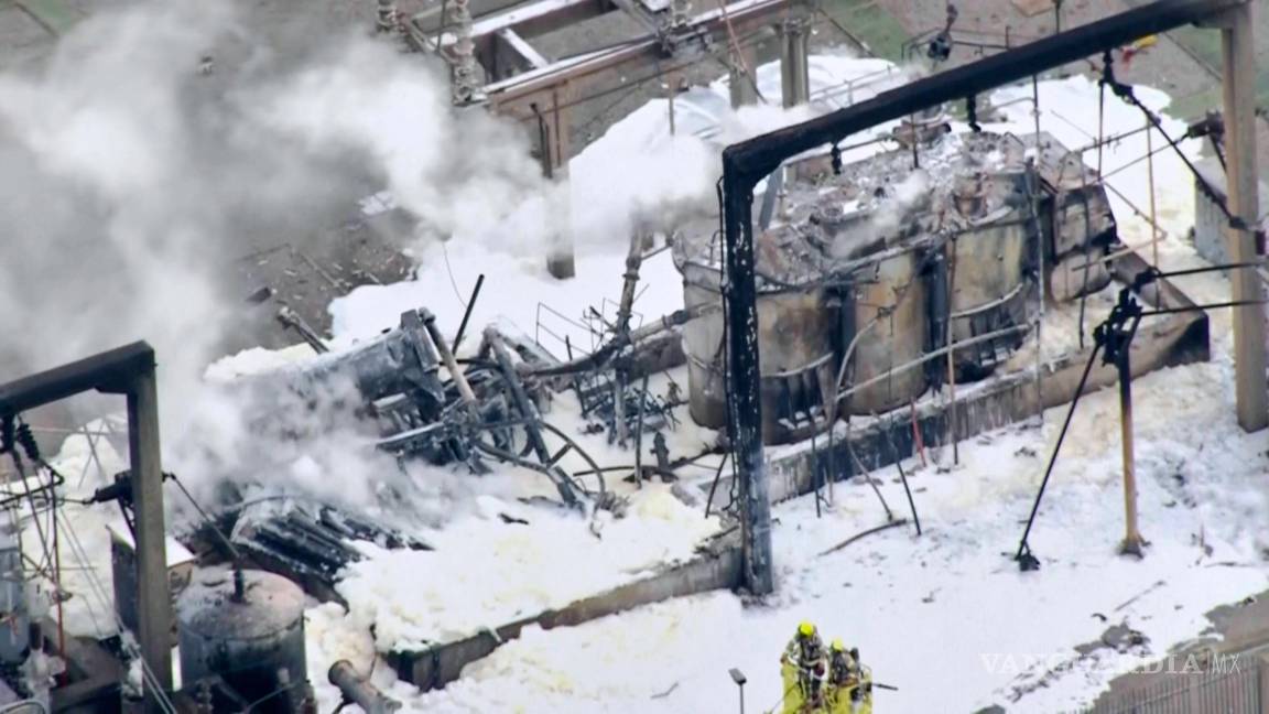 $!Imagen tomada de un video, de los bomberos trabajando para asegurar el área de un incendio en la subestación eléctrica de North Hyde.