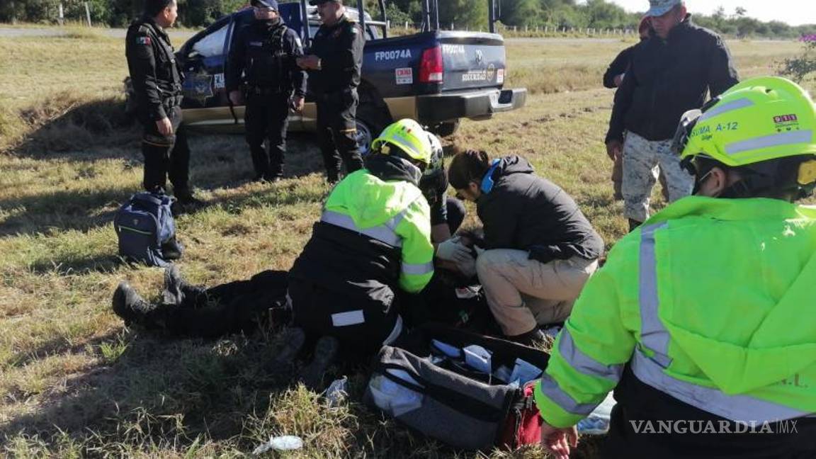 $!Volcadura de unidad de Fuerza Civil deja un oficial herido, en Nuevo León