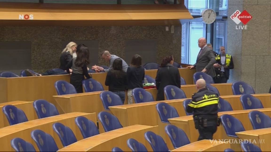 En pleno debate un activista intenta suicidarse en el Parlamento de Holanda