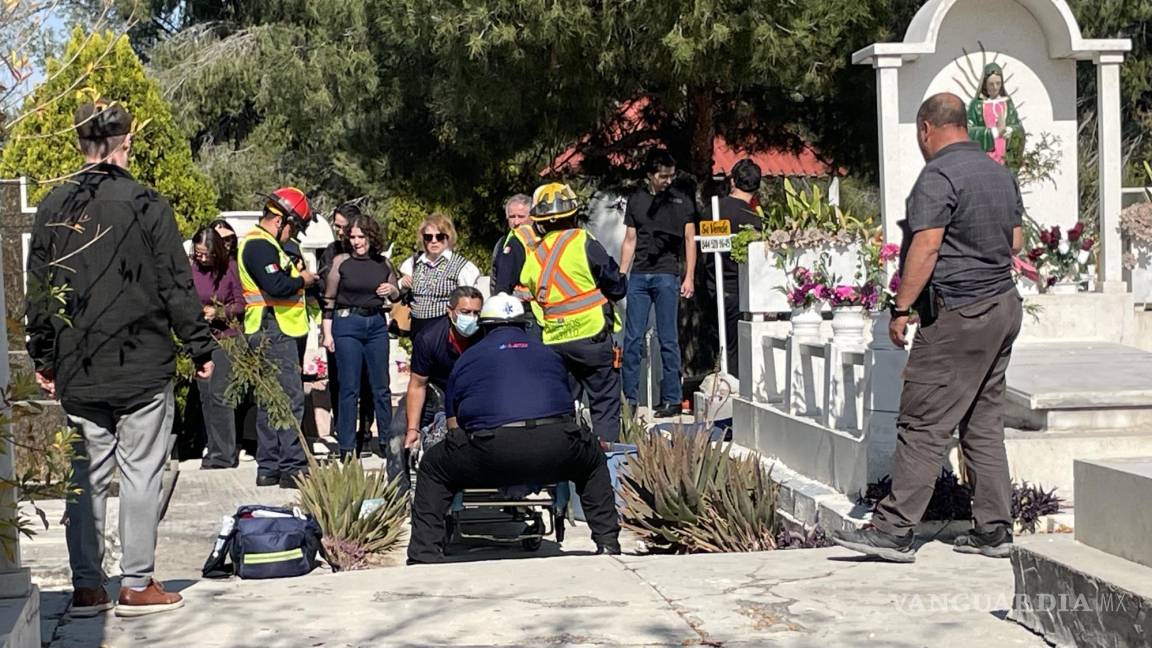 Bomberos de Saltillo rescatan a dos personas que cayeron en una cripta