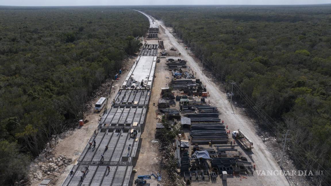 $!Operarios construyen la vía para el Tren Maya, cerca de Playa del Carmen. Cuando está completado, el tren de alta velocidad recorrerá la península del Yucatán.