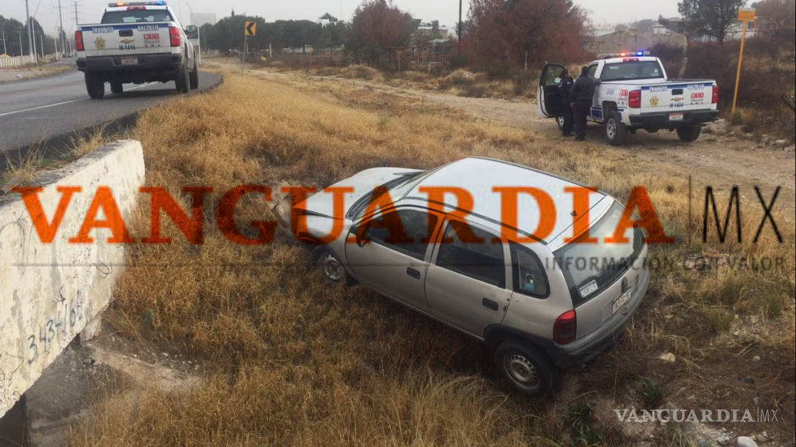 Vuelca auto en la carretera Saltillo-Zacatecas; conductor resulta lesionado