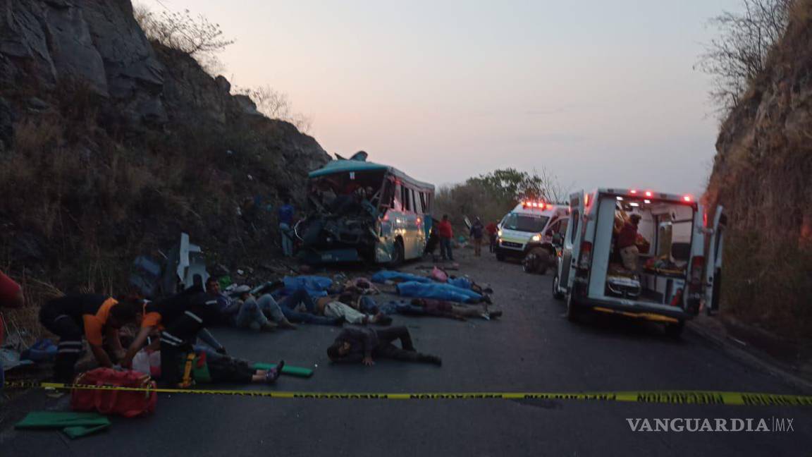 Fatal choque de transporte de personal deja al menos 14 muertos y 19 lesionados en Jalisco