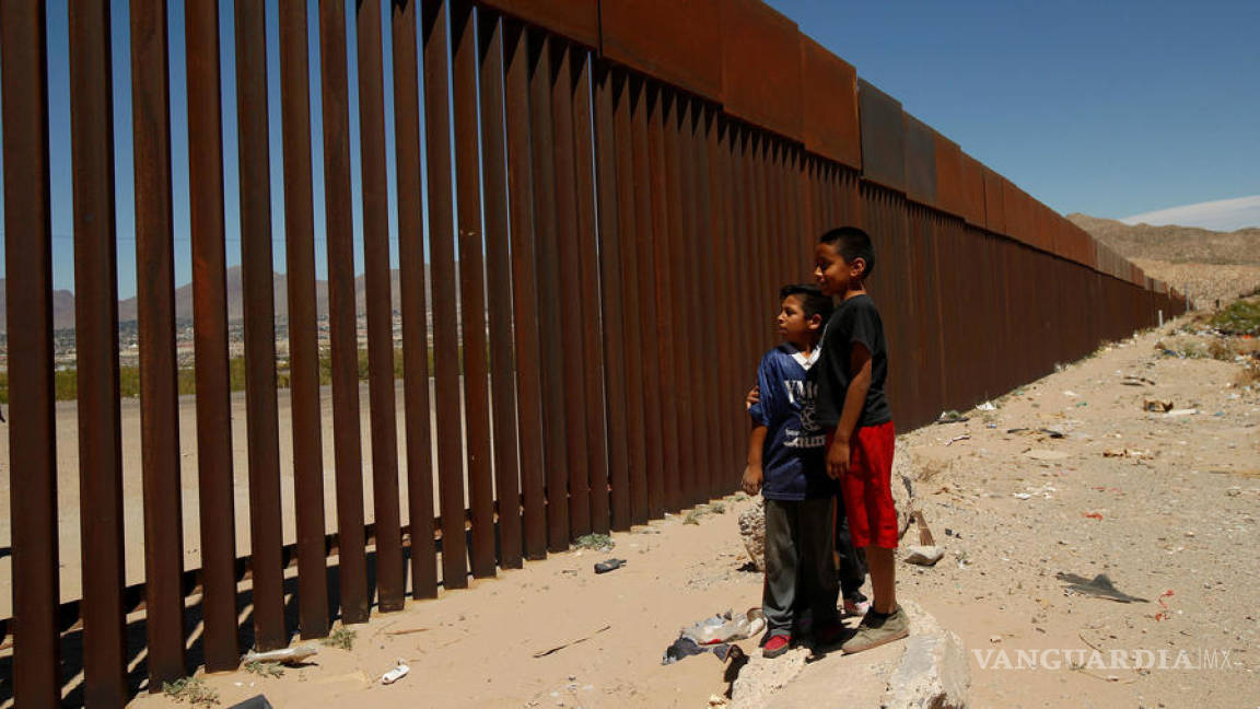Rescatan a hermanos de 5 y 6 años abandonados solos en la frontera entre EU y México