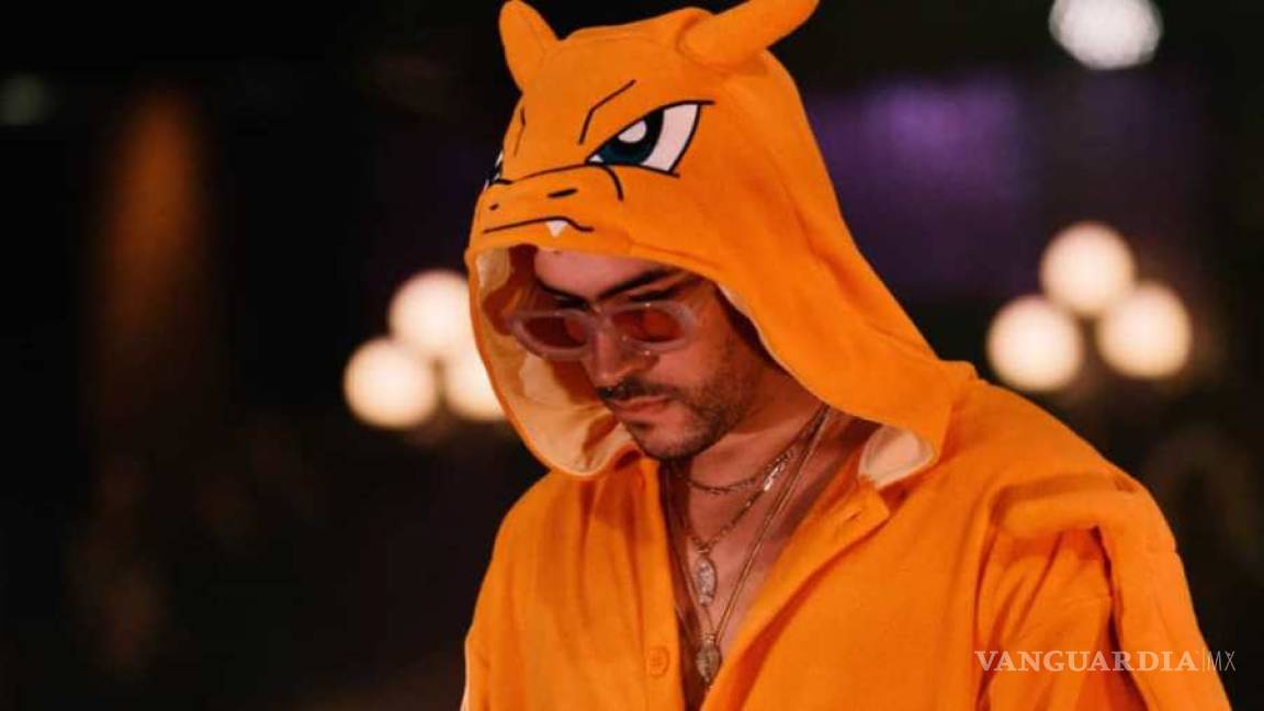 Bad Bunny canta disfrazado de Charizard y &quot;arden&quot; en redes sociales